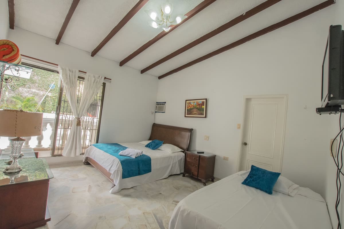 1 室のベッドルーム、セーフティボックス (室内)、デスク、アイロン / アイロン台