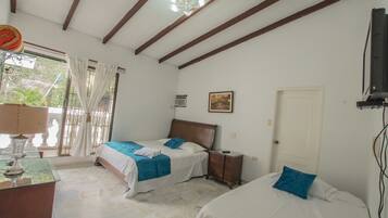 1 間睡房、房內夾萬、書桌、熨斗/熨衫板