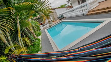 室外泳池;泳池傘、躺椅