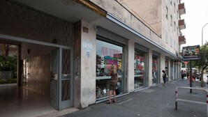 A storefront with large sale signs and a pedestrian walkway. - B&B Da Ninetta (Rome)