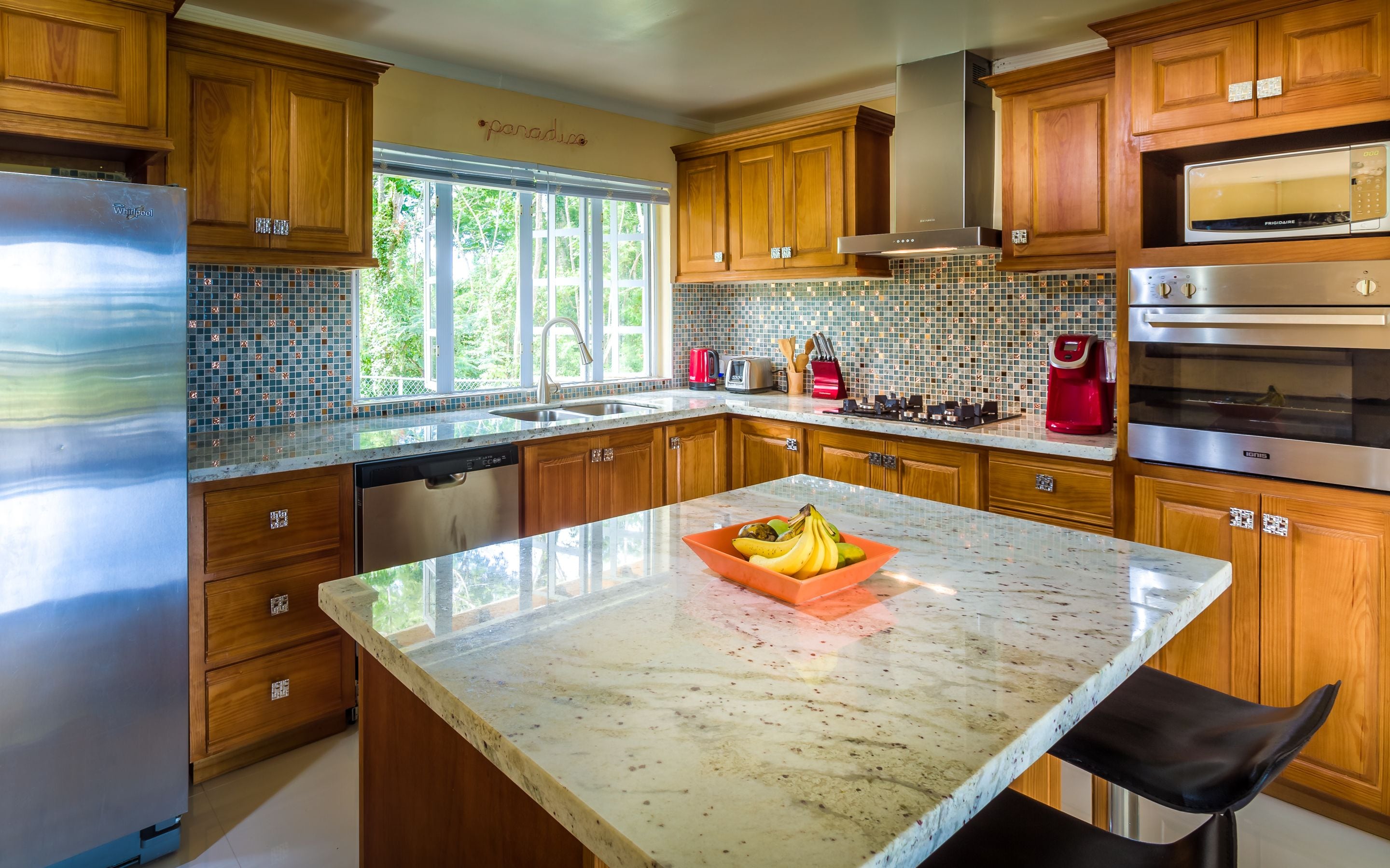 Geladeira grande, micro-ondas, fogão, cooktop