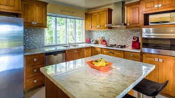 Geladeira grande, micro-ondas, fogão, cooktop