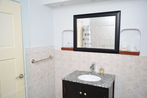 Shower, free toiletries, towels - Flamboyant Villa (Gros Islet)