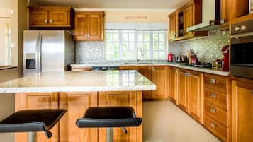 Full-sized fridge, microwave, oven, stovetop
