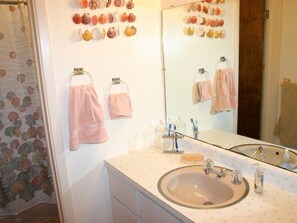 Casa, 3 habitaciones, microondas (4447Sax - Beachside Treasure) | Baño