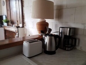 Maison traditionnelle, 2 chambres | Cuisine privée | Four à micro-ondes, surface de cuisson, cafétière à espresso