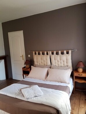 Maison traditionnelle, 2 chambres | Décor unique, ameublement unique, fer et planche à repasser