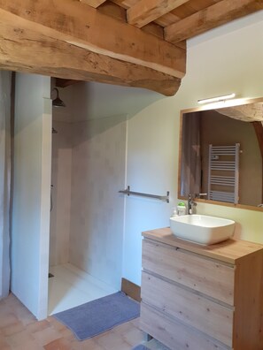 Gîte de charme Les Châtaigniers | Bathroom | Shower, rainfall showerhead, hair dryer, soap