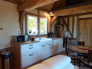 Gîte de charme Les Châtaigniers | Cozinha privada | Micro-ondas, cooktop, máquina de café expresso, cafeteira/chaleira