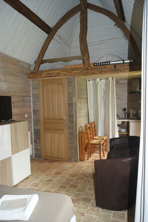 Studio Confort, 1 lit double, non-fumeur, vue sur le jardin | Aire de séjour | Téléviseur à écran plat de 110 cm avec télévision par satellite
