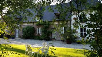 Traditional House, 2 Bedrooms | Individually decorated, individually furnished, iron/ironing board