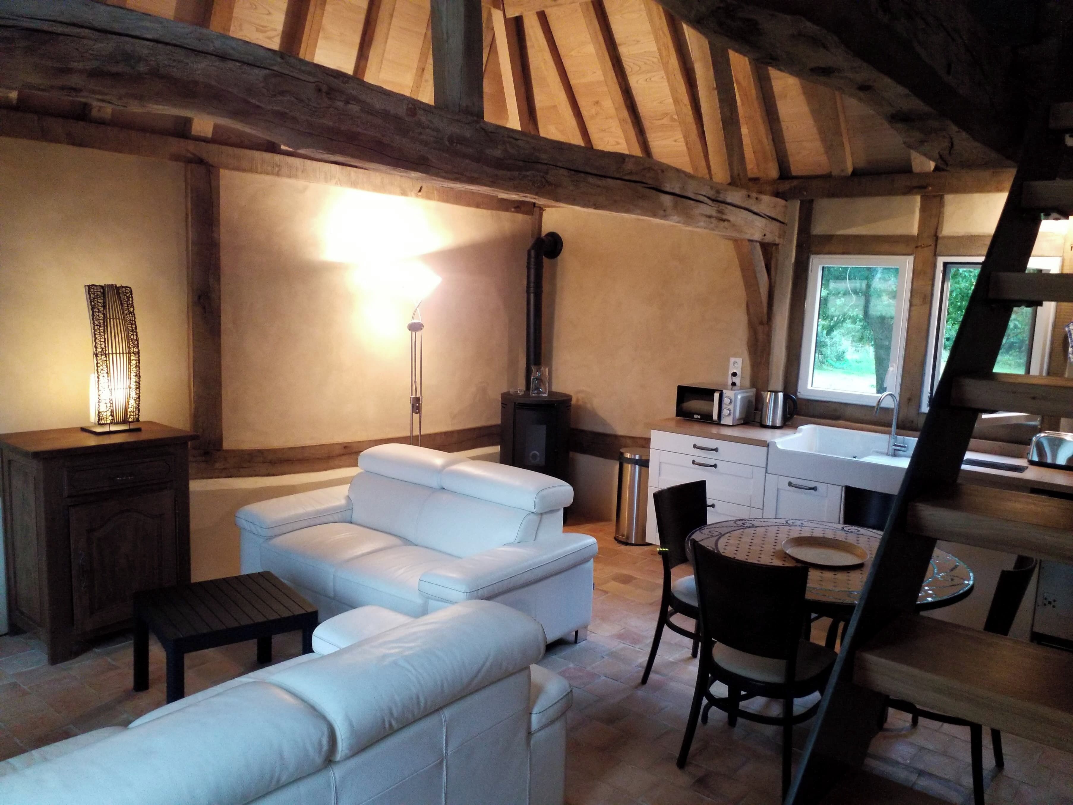 Gîte de charme Les Châtaigniers | 起居區 | 110-公分平面電視、衛星頻道、 DVD 播放機