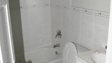 Traditionelt feriehus - 2 soveværelser | Badeværelse | Kombination af bruser/badekar, hårtørrer, håndklæder