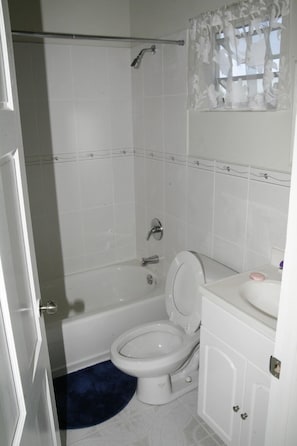 Traditional Cottage, 2 Bedrooms | Bathroom | Combined shower/tub, hair dryer, towels