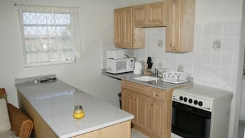 Cottage Tradition, 2 chambres | Cuisine privée | Réfrigérateur, micro-ondes, four, plaque de cuisson