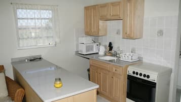 Traditional Cottage, 2 Bedrooms | Private kitchen | Fridge, microwave, oven, stovetop