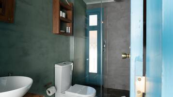 Basic-dobbeltværelse - byudsigt | Badeværelse | Bruser, håndklæder