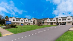 Un motel doté d’un parking, d’un kiosque et d’une enseigne indiquant « Rodeway Inn & Suites ».