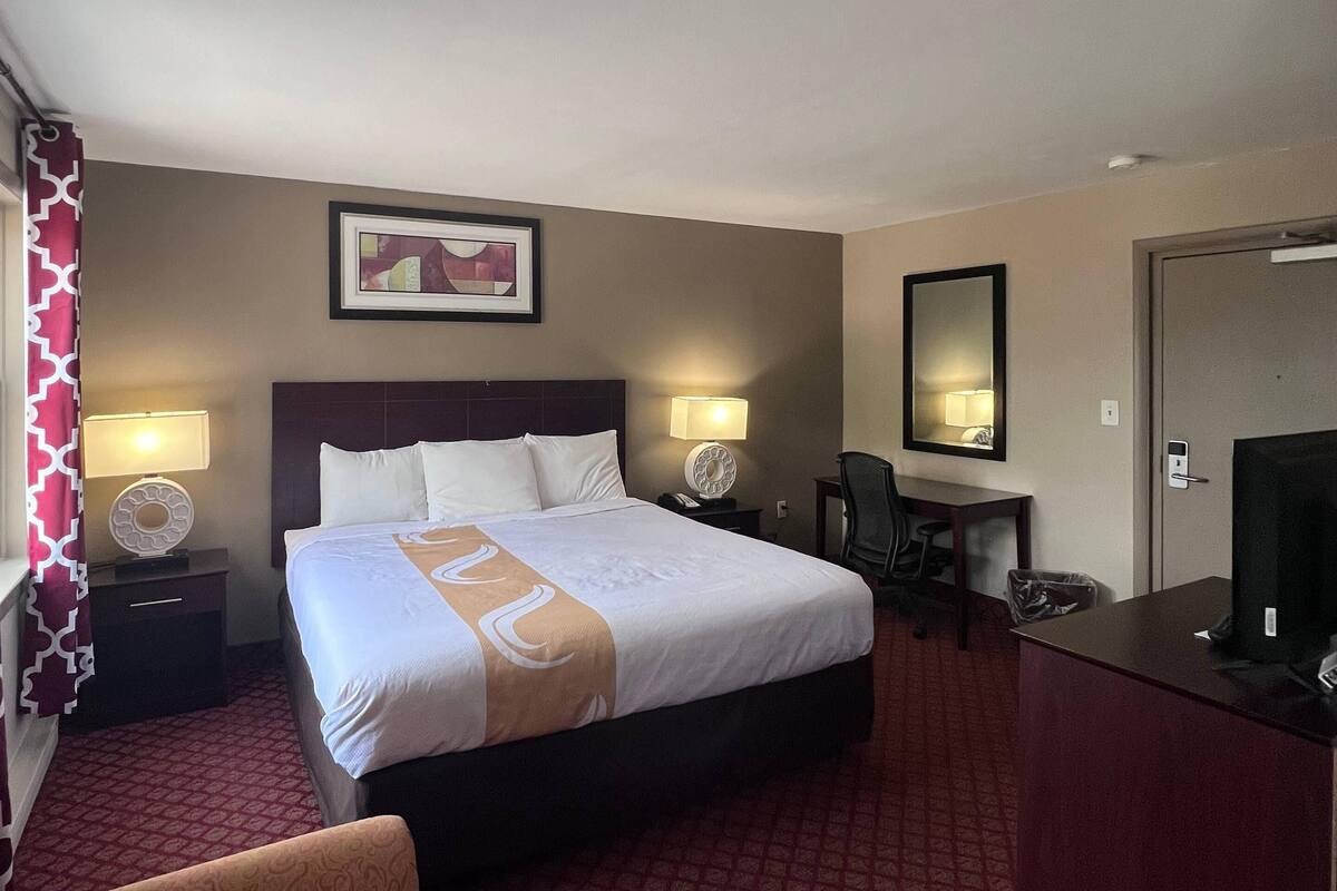 Quarto standard, 1 cama King, para não fumantes | Escrivaninha, espaço de trabalho para notebook