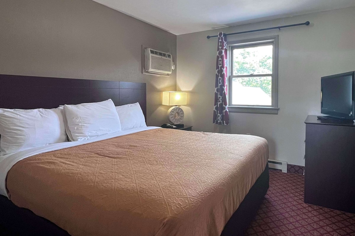 One King Bed, Two Double Beds, Two Bedroom Suites, Non-Smoking | Skrivebord, arbejdsområde til bærbare computere, strygejern/strygebræt