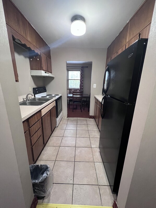 One King Bed, Two Double Beds,  Two Bedroom Suites, Non-Smoking | Cozinha privada | Frigobar, micro-ondas, fogão, cafeteira/chaleira