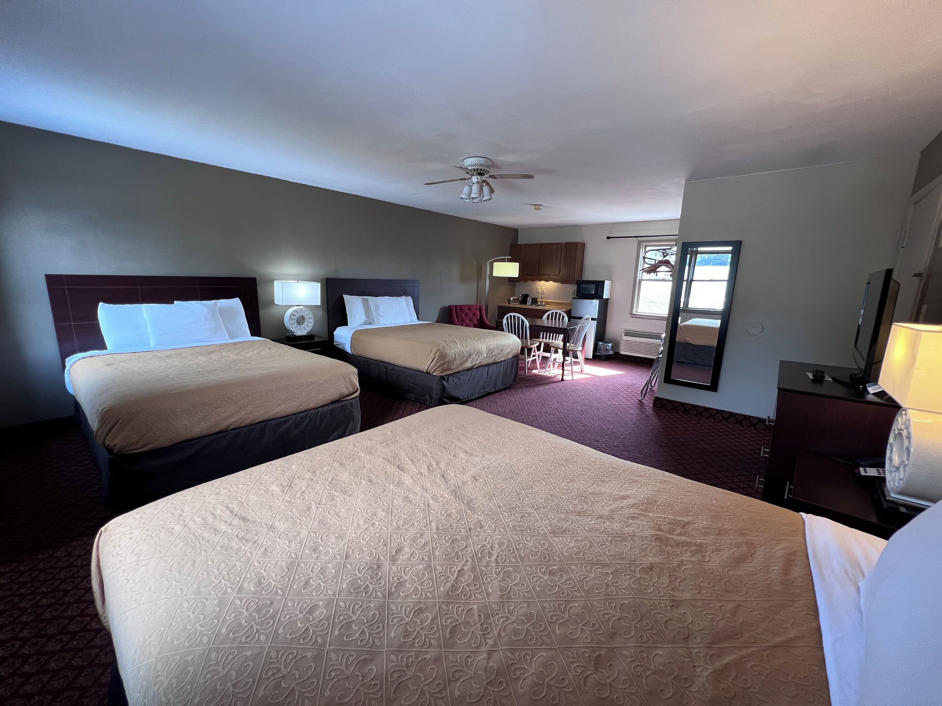 One Double Bed , Two Queen Beds, One Bedroom Suites, Non-Smoking | 책상, 노트북 작업 공간, 다리미/다리미판, 무료 WiFi