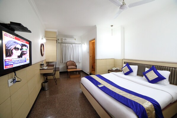 أغطية فراش متميزة ومكتب وتجهيزات عازلة للصوت ومكواة/لوح كي