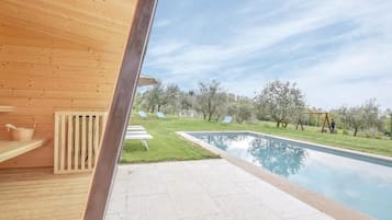 Außenpool, Sonnenschirme, Liegestühle