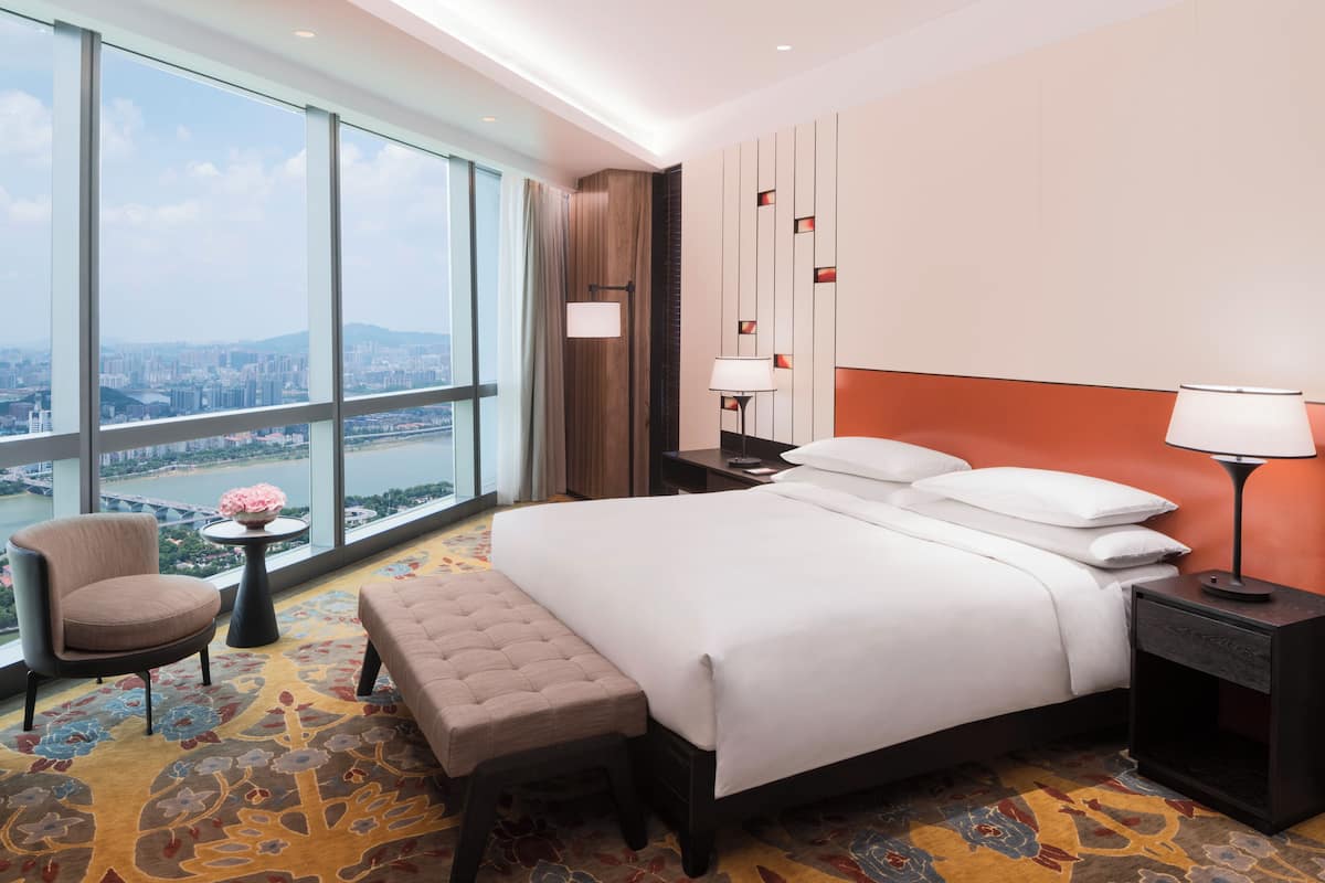 Chăn bông, minibar, két bảo mật tại phòng, bàn