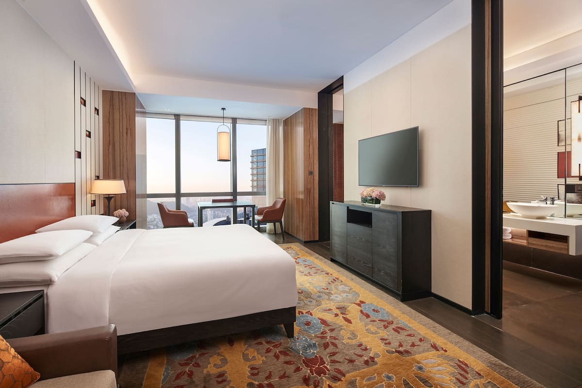 Chăn bông, minibar, két bảo mật tại phòng, bàn