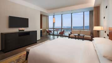 Deluxe-rum - 1 kingsize-säng - utsikt mot floden | Duntäcken, minibar, värdeförvaringsskåp på rummet och skrivbord