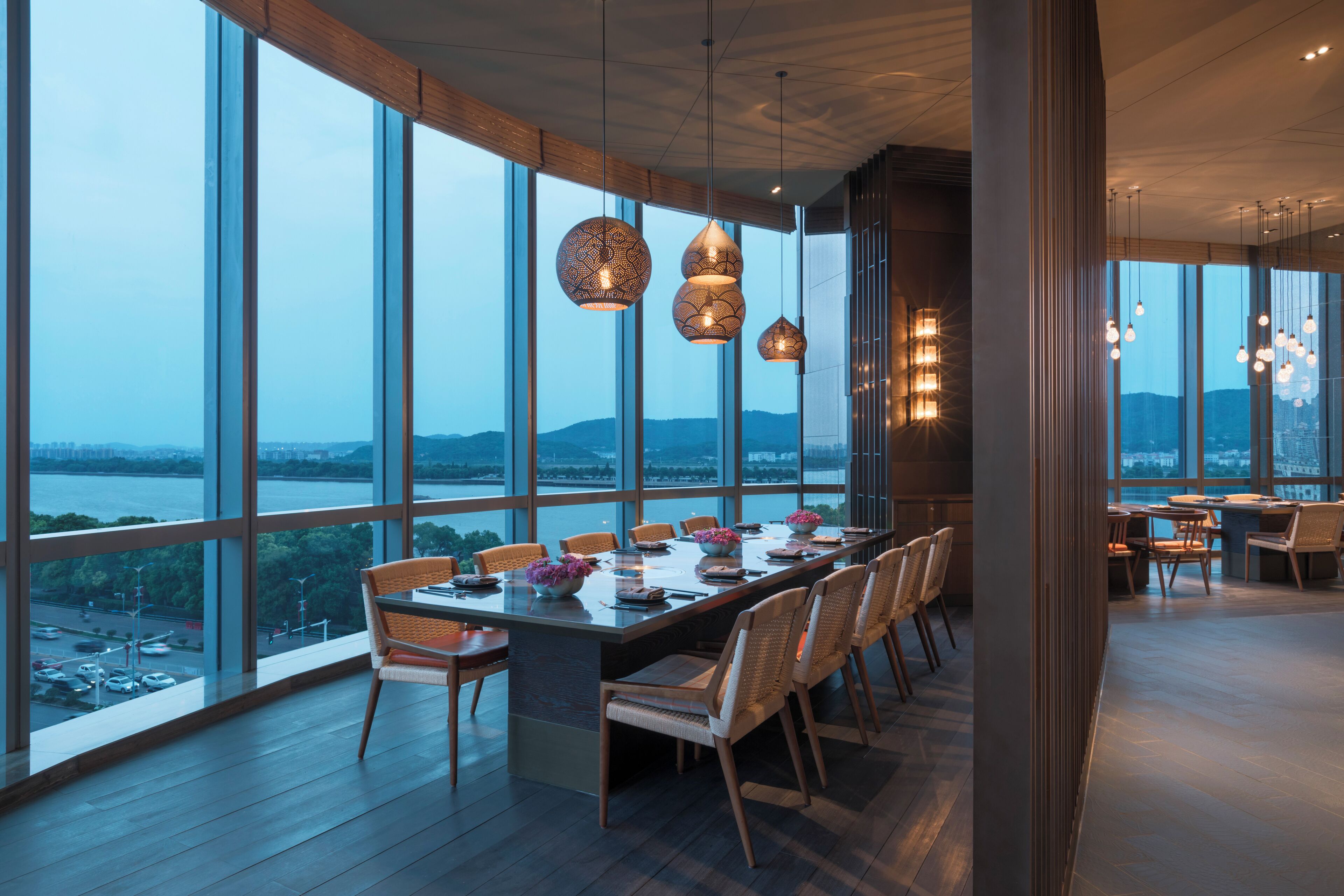 3 restaurants, breakfast, lunch, dinner served; Chinese cuisine 