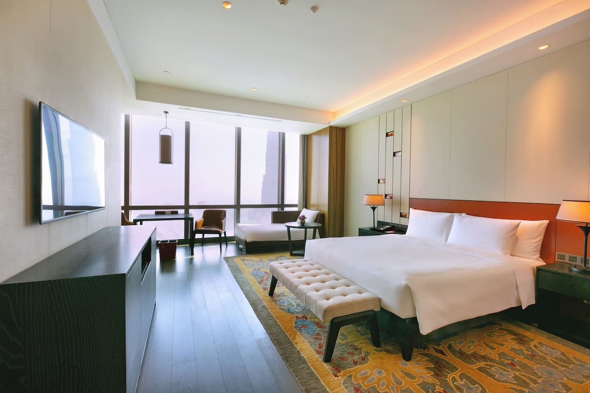 Phòng Deluxe, 1 giường cỡ king và sofa giường | Chăn bông, minibar, két bảo mật tại phòng, bàn