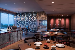 3 间餐厅,供应早餐、午餐和晚餐,中国菜