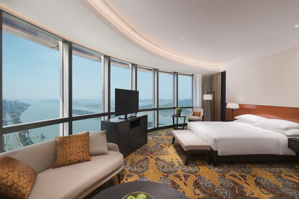 Phòng Deluxe, 1 giường cỡ king, quang cảnh sông | Chăn bông, minibar, két bảo mật tại phòng, bàn