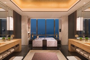 Presidential Suite | Bathroom | Separate tub and shower, rainfall showerhead, designer toiletries - Grand Hyatt Changsha (Changsha)
