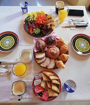 朝食 (フル ブレックファスト)、毎日提供 (1 名様 140 MXN)