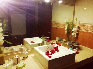 Deluxe Room, 1 King Bed | Bathroom