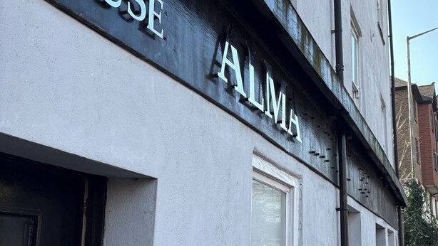 Un edificio con un letrero que dice "HOUSE ALMS".