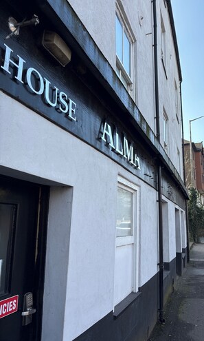 Un edificio con un letrero que dice "HOUSE ALMS".