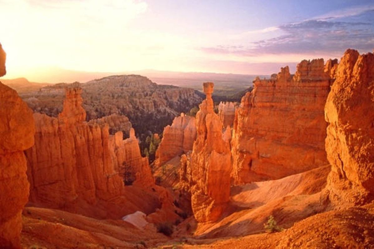 Un paysage de canyon caractérisé par d’imposantes formations rocheuses.