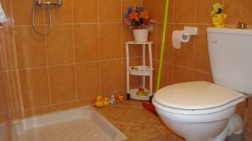 Appartement, 2 chambres | Salle de bain | Douche, serviettes fournies