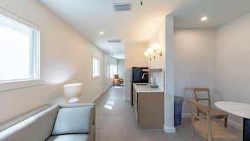 Suite Deluxe, 1 trÚs grand lit et 1 canapé-lit, coin cuisine | Couette en duvet d'oie, décoration personnalisée