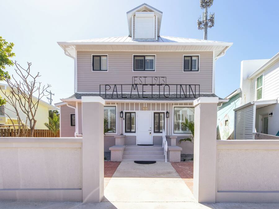 Vista frontal de la propiedad