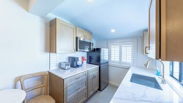 华丽开间, 1 张大床, 简易厨房 | 私人简易厨房 | 微波炉、茶具/咖啡用具、纸巾