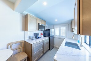 Deluxe Studio, 1 Queen Bed, Kitchenette | Private kitchenette