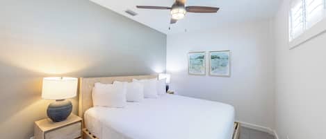 デラックス スイート キングベッド 1 台ソファーベッド付き 簡易キッチン | 羽毛の掛け布団、客室ごとに異なる装飾、客室ごとに異なるインテリア、アイロン / アイロン台