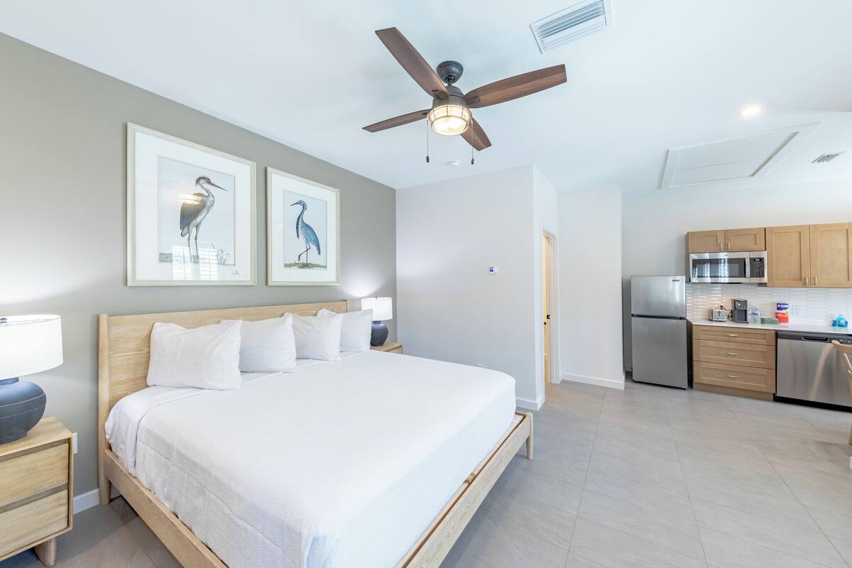 Deluxe Studio, 1 King Bed, Kitchenette | Down comforters, individually decorated, individually furnished