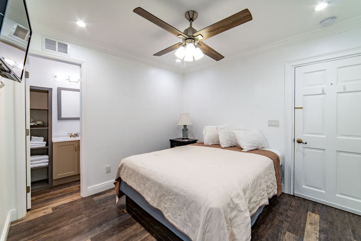 Studio, 1 Queen Bed, Kitchen | 1 bedroom, down comforters, individually decorated