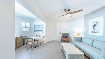 Apartment, 1 King Bed with Sofa bed, Kitchen | In-room dining